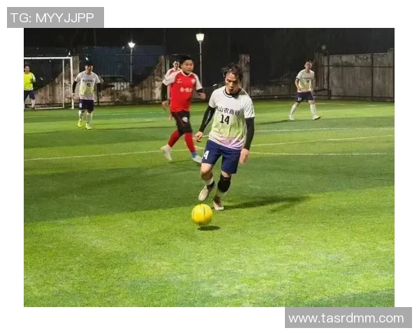 身材比例出众的足球明星们展现完美运动魅力与风采